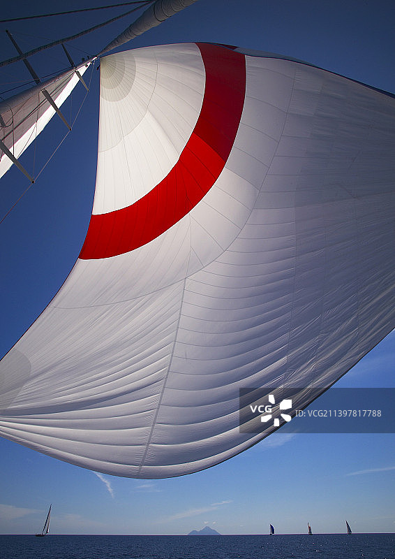 从船帆下往上看图片素材