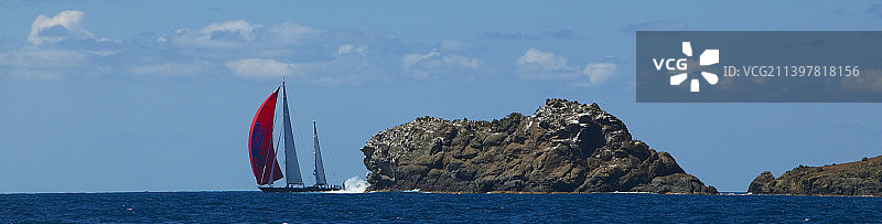 驶过岩石峭壁的帆船图片素材