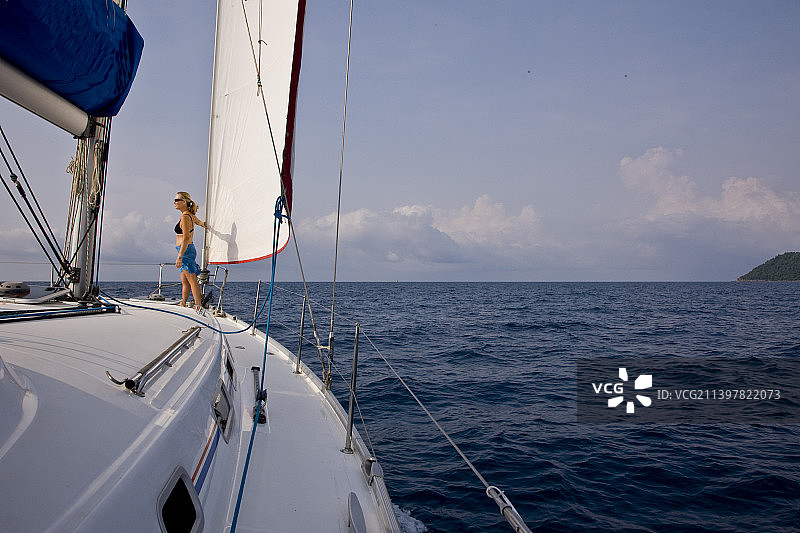 在帆船船头的女人图片素材