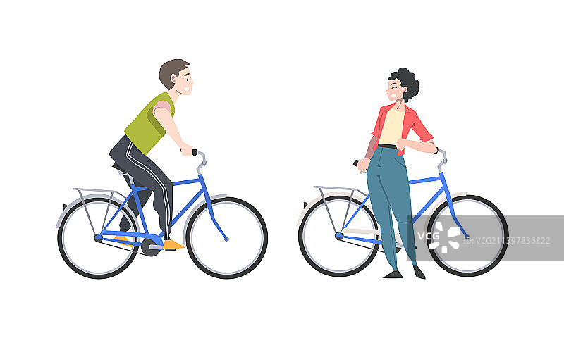 微笑的男女骑自行车享受生活图片素材