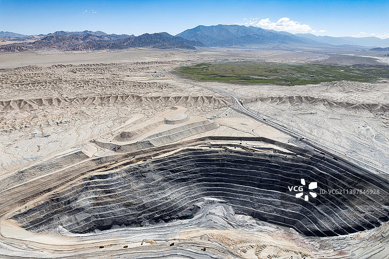 航拍视角 无人机视角 鱼卡煤矿 露天煤矿作业区 碳排放 碳达峰 碳中和 全球变暖图片素材
