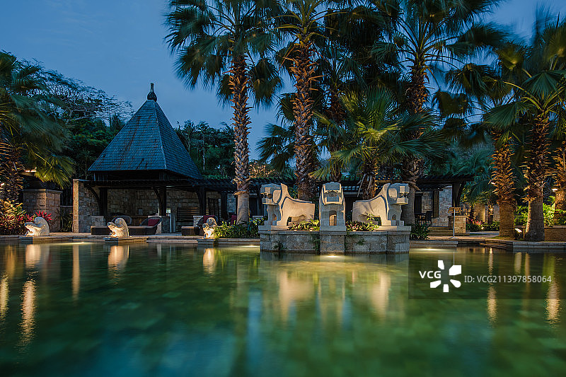 海边游泳池夜景、热带度假酒店、三亚文华东方酒店、椰树林、图片素材