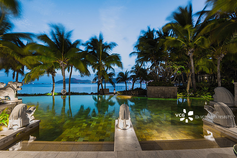 海边游泳池夜景、热带度假酒店、三亚文华东方酒店、椰树林、图片素材