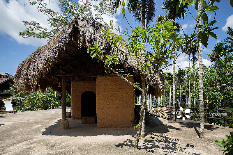 槟榔谷景区、热带雨林、非遗、海南文化、本土、黎族、槟榔树、热带、茅草屋、船型屋图片素材