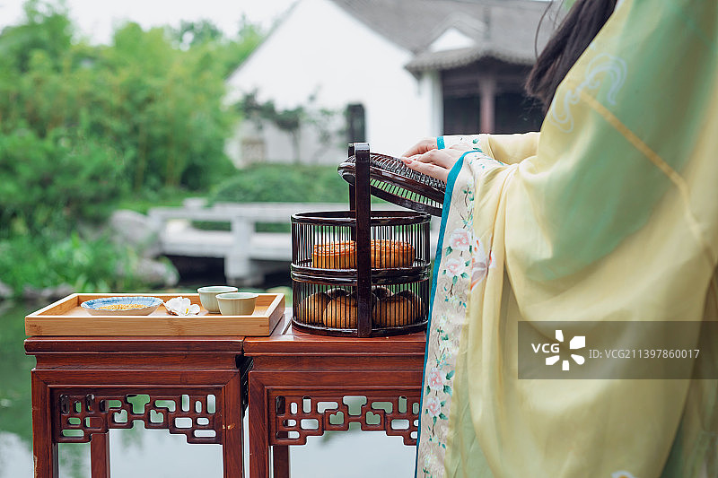 一个古装美女打开月饼提篮的手部特写图片素材