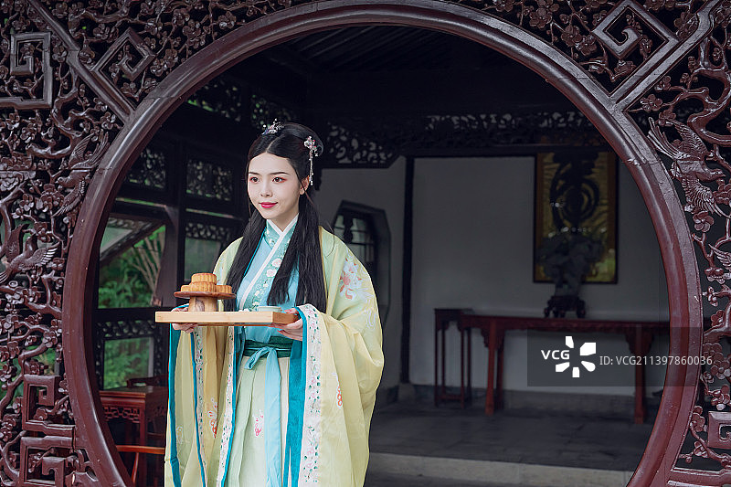 中秋节一个汉服美女端着一盘月饼图片素材