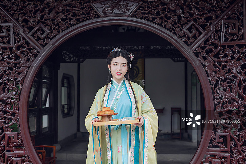 中秋节,汉服美女,月饼,中式庭院,传统文化图片素材
