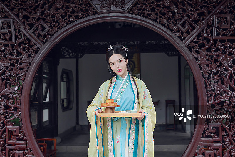 中秋节,汉服美女,月饼,中式庭院,传统文化图片素材