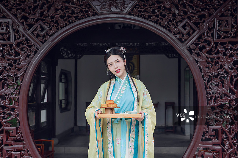 中秋节,汉服美女,月饼,中式庭院,传统文化图片素材