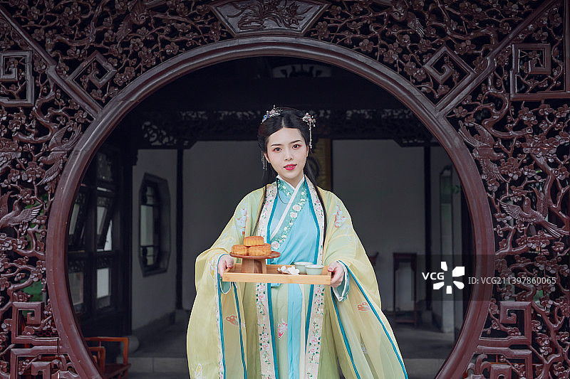 中秋节,汉服美女,月饼,中式庭院,传统文化图片素材