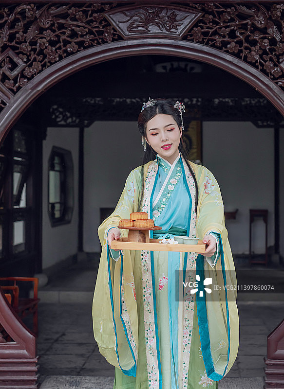 中秋节一个汉服美女端着一盘月饼图片素材