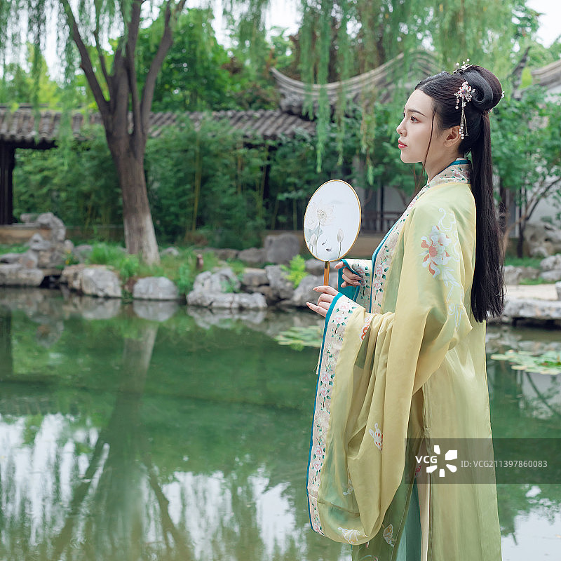 一个汉服美女站在中式庭院中图片素材