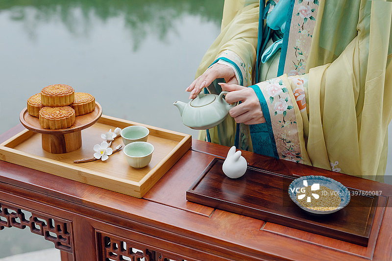 中秋节,古装汉服,美女,倒茶,月饼,传统文化图片素材
