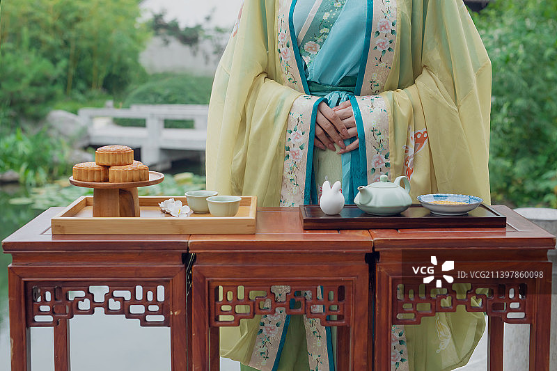 中秋节,汉服,美女,月饼,中国元素图片素材