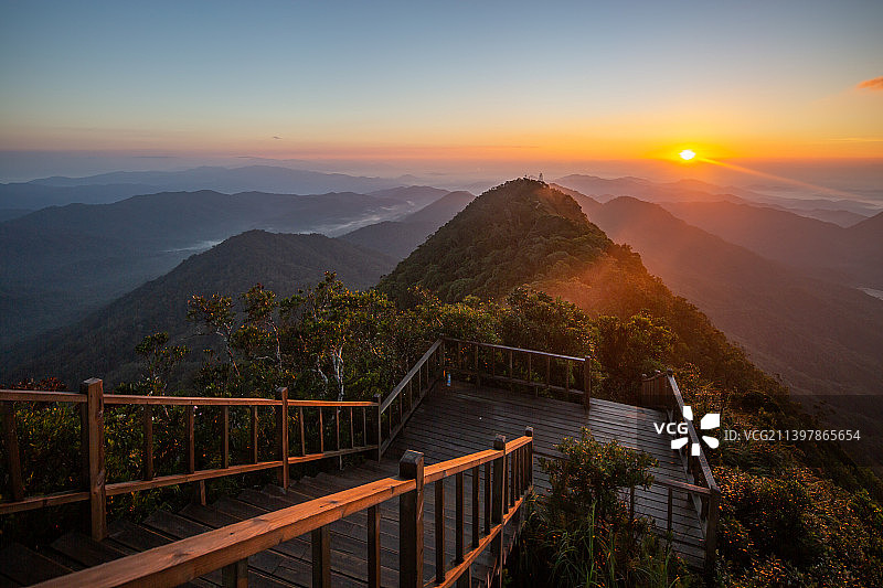 海南热带雨林国家公园尖峰岭日出日落、著名景点、原始森林、山顶日出、云海图片素材