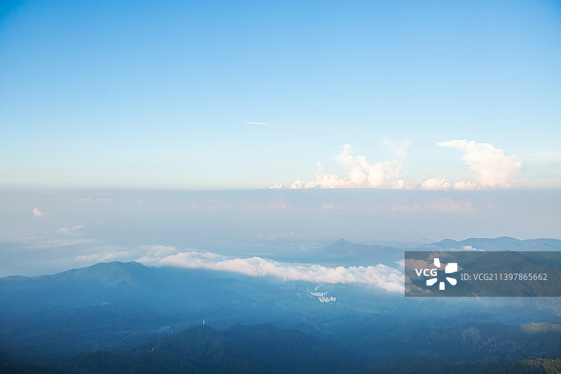海南热带雨林国家公园尖峰岭日出日落、著名景点、原始森林、山顶日出、云海图片素材