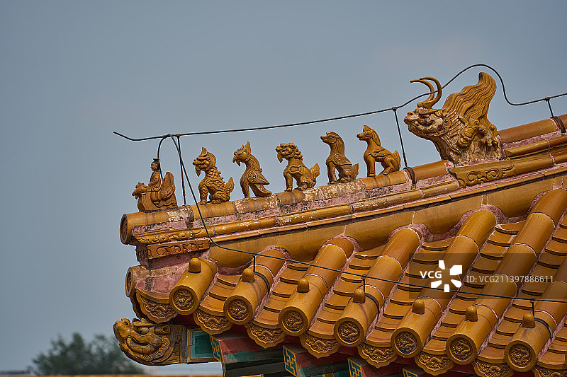 晴空下的北京故宫古建筑群屋檐上的屋脊神兽特写图片素材