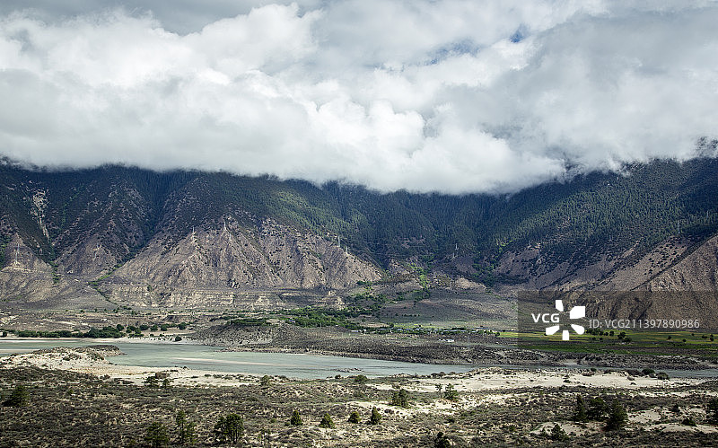 米林县雅鲁藏布江沿岸风光图片素材