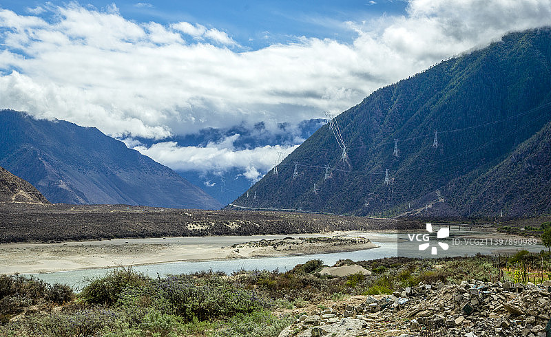 米林县雅鲁藏布江沿岸风光图片素材