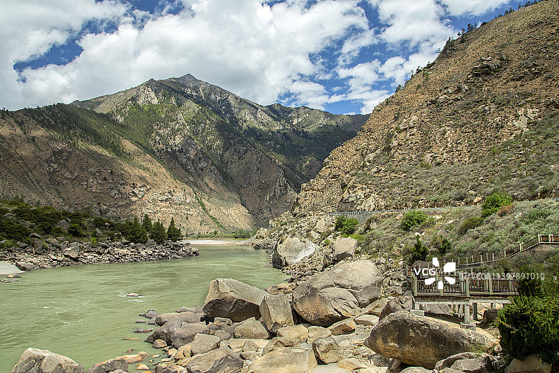 米林县雅鲁藏布江沿岸风光图片素材