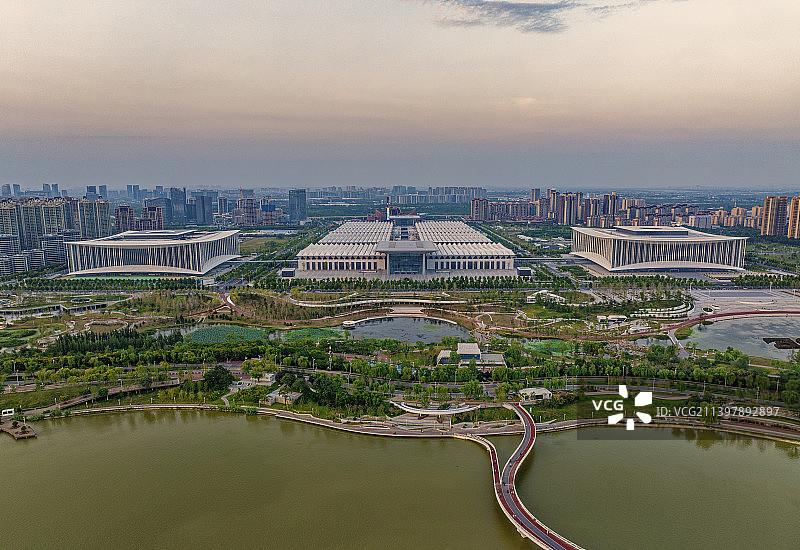 夏季夕阳下的西安灞河湿地丝路国际会议中心风光图片素材