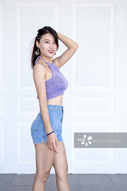 户外穿热裤短袖的长腿美女图片素材