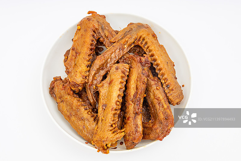 一碟美味诱人的香辣卤鸭翅图片素材