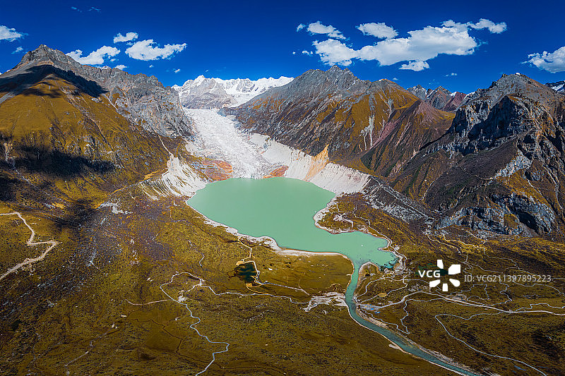 布加雪山冰川湖图片素材