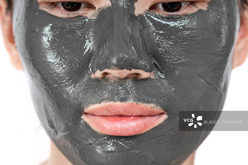 女生敷海底泥补水面膜图片素材