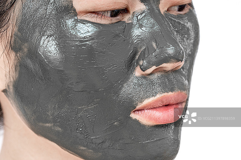 女生敷海底泥补水面膜图片素材