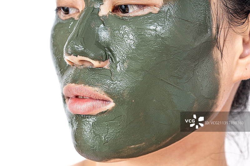 女生敷海底泥补水面膜图片素材