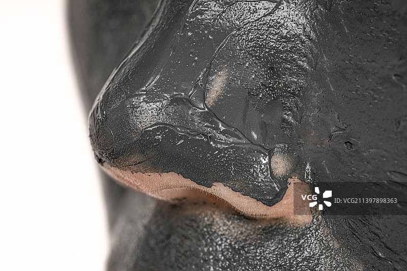 女生敷海底泥补水面膜图片素材