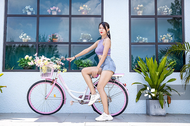 骑自行车的漂亮性感女生图片素材