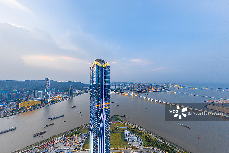 航拍珠海十字门中央商务区横琴片区地标建筑IFC横琴国际金融中心夜景风光图片素材