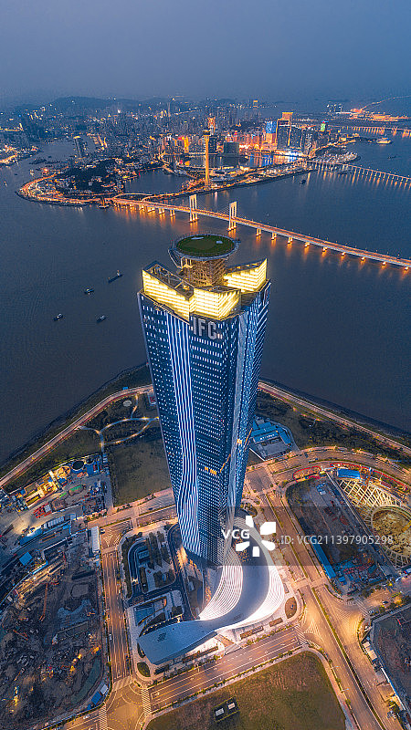 航拍珠海十字门中央商务区横琴片区地标建筑IFC横琴国际金融中心夜景风光图片素材