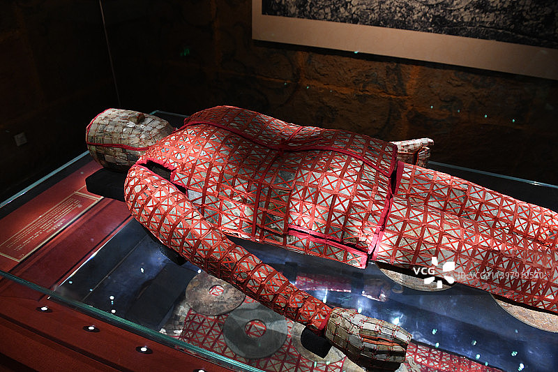 中国广东广州西汉南越王博物馆丝缕玉衣图片素材