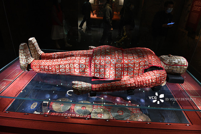 中国广东广州西汉南越王博物馆丝缕玉衣图片素材