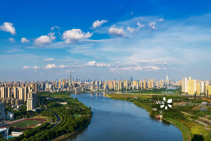 湖北省武汉市硚口区汉江湾大桥都市天际线与汉江城市风光夏季户外风光高视角图片素材