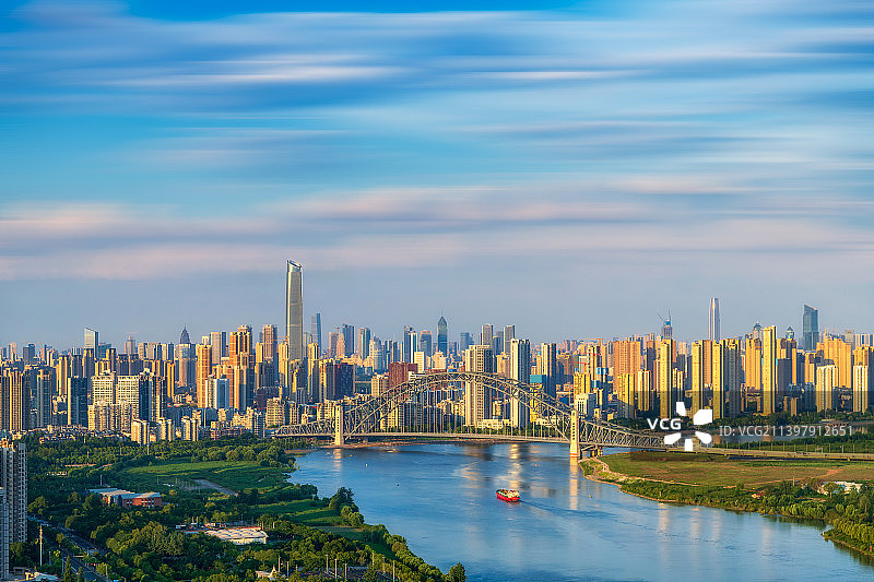 湖北省武汉市硚口区汉江湾大桥都市天际线与汉江城市风光夏季户外风光高视角图片素材