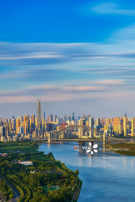 湖北省武汉市硚口区汉江湾大桥都市天际线与汉江城市风光夏季户外风光高视角图片素材