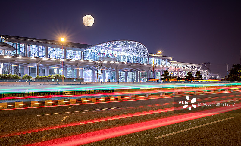 广东广州南站站前繁忙的交通图片素材