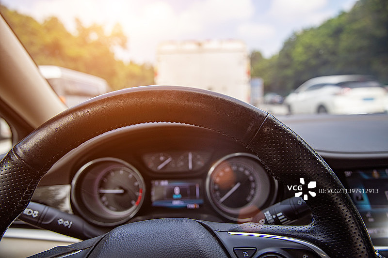小汽车驾驶舱的司机视角图片素材
