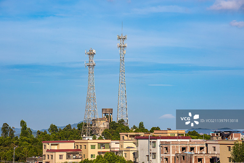 中国农村旁的通信信号铁塔图片素材