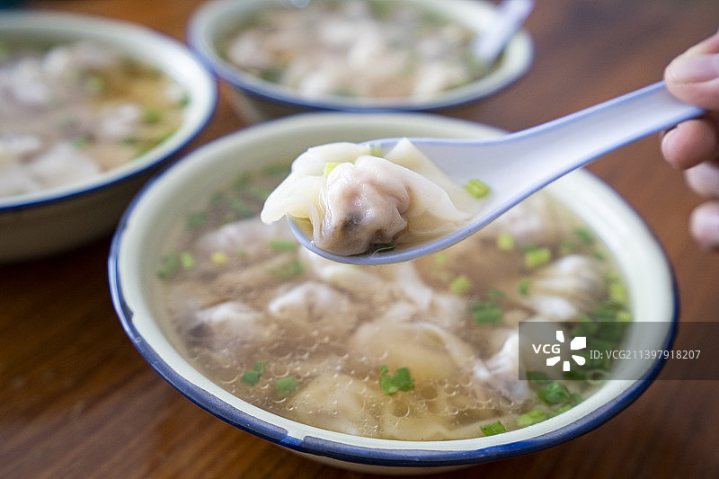 木桌上三碗客家特色小吃扁食图片素材