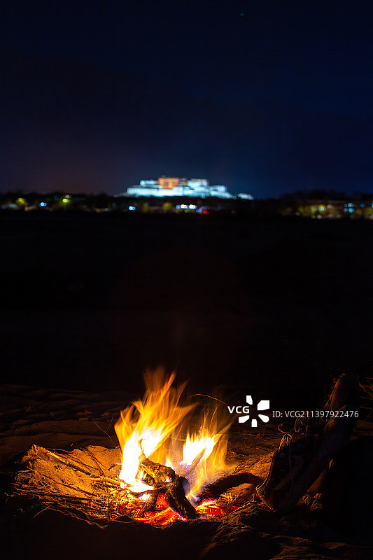 夜空中的篝火特写镜头图片素材