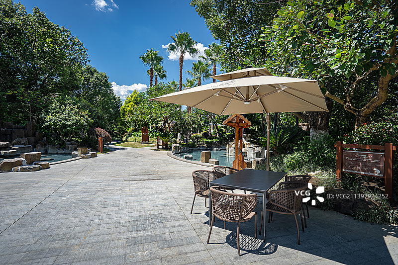 东南亚风情温泉度假村内部植被泡池及遮阳伞图片素材