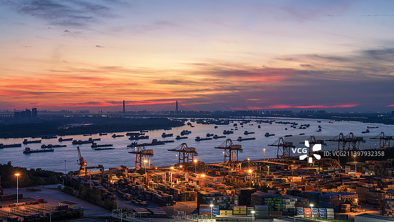 武汉阳逻港蓝调火烧云夜景图片素材