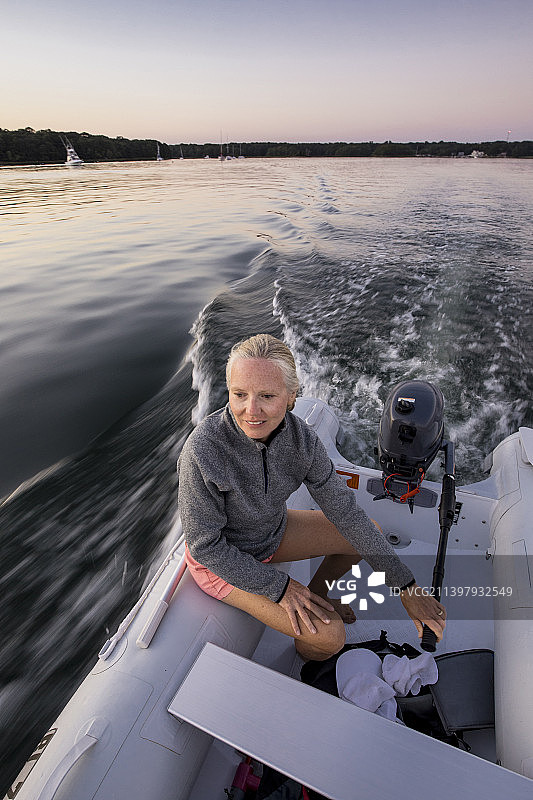 女人驾驶着机动船图片素材