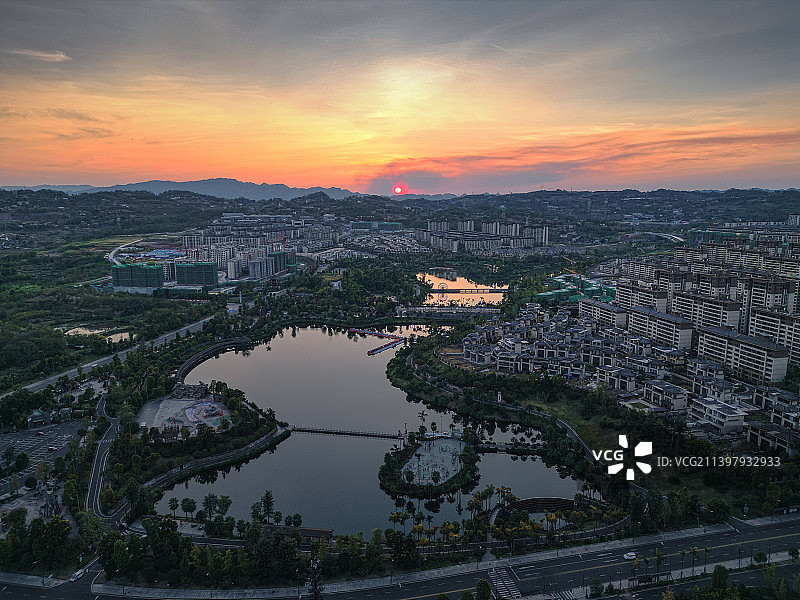 枫香湖儿童公园夏日夕阳图片素材
