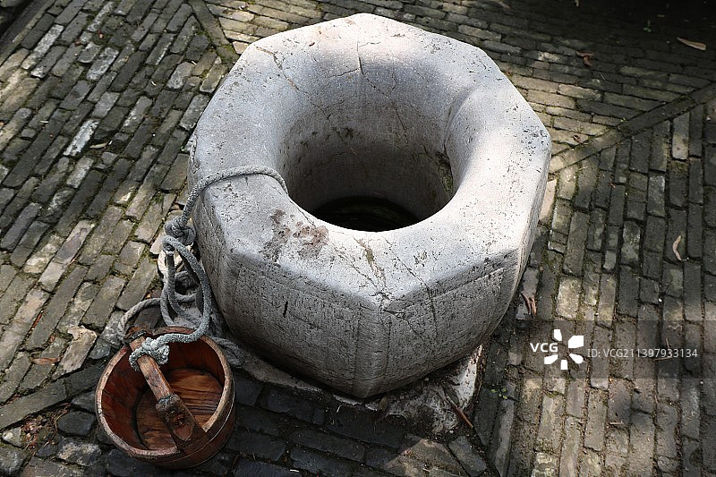 古井，拍摄于扬州南河下历史街区图片素材